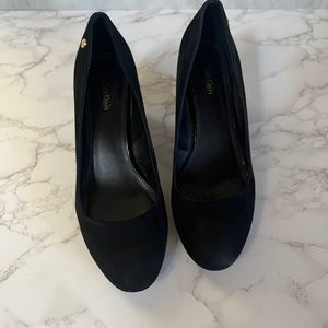 Calvin Klein “Kasey Suede” Black Size 8.5 M